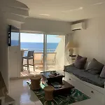 Grand Terrasse Vue Pieds Dans L'eau Piscine