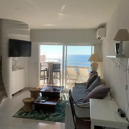 Grand Terrasse Vue Pieds Dans L'eau Piscine