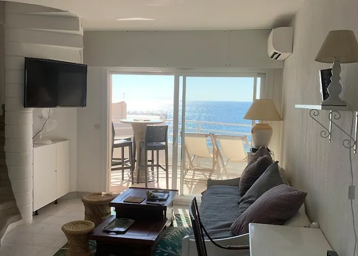 Grand Terrasse Vue Pieds Dans L'eau Piscine