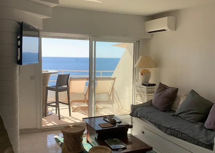 Grand Terrasse Vue Pieds Dans L'eau Piscine