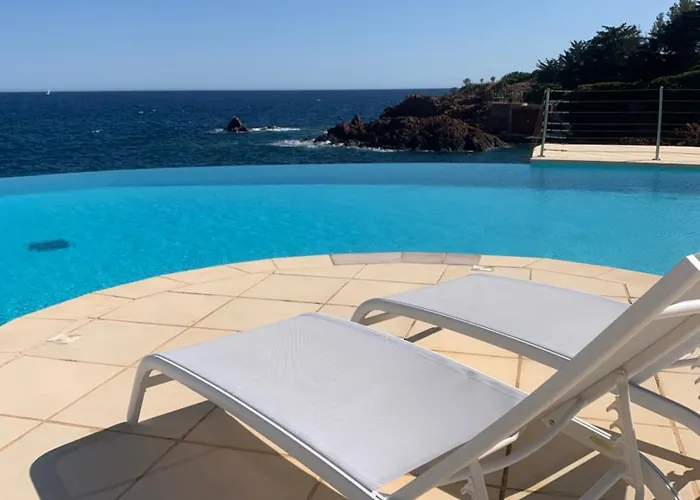 Grand Terrasse Vue Pieds Dans L'eau Piscine Apartman